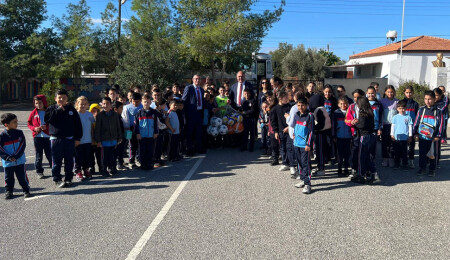 Değirmenlik-Akıncılar Belediye Başkanı Karavezirler, öğrencilere top hediye etti