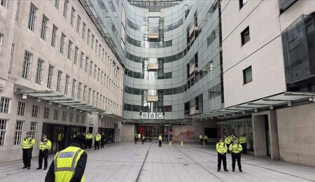 İngiltere'de Filistin destekçileri, polisin yasağına rağmen BBC önünde protesto düzenlemekte kararlı