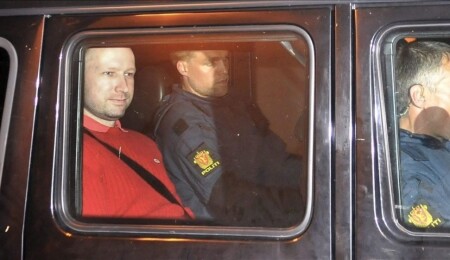 Norveç'te 77 kişiyi katleden Breivik'in mahkemeleri terör propagandasında kullanması tepki çekiyor