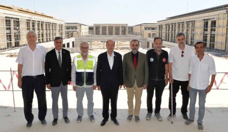 KTÖS, iki fotoğraf arasındaki farkı açıkladı: İhtiyaç olan bir okul harabe, ikinci fotoğraf da ihtişamla yükselen külliye