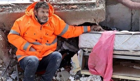 Enkaz altındaki kızının elini bırakmayan baba: Ellerini öptüm ama hiçbir çare bulamadık