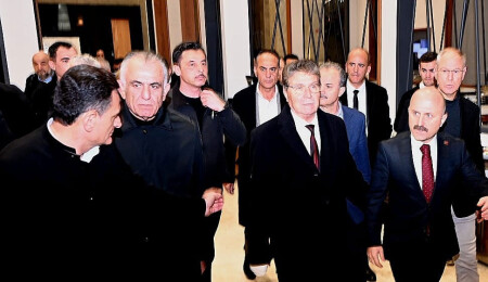 Ünal Üstel, adaya dönüyor