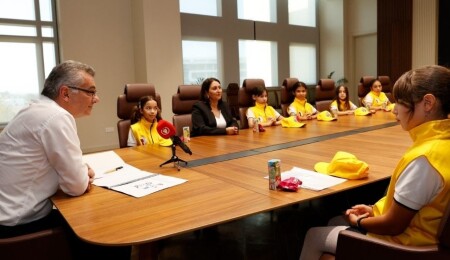 Cumhurbaşkanı Erhürman, Çocuk Hakları Günü’nde öğrencilerle bir araya geldi