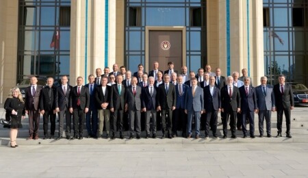 Cumhurbaşkanı Erhürman, TBMM Futbol Takımı heyetini kabul etti; dostluk maçında başarılar diledi