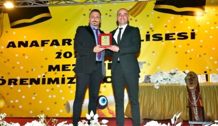Near East Bankası'ndan eğitime destek: Girne Anafartalar Lisesi mezuniyetinde anlamlı plaket