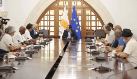 Christodoulides Meets Turkish Cypriot Peace Group Ahead of New York Talks