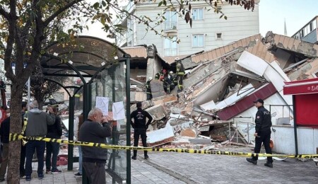 Türkiye’nin Kocaeli ilinde 7 katlı bina çöktü: 4 kişi cansız 1 kişi sağ olarak çıkarıldı