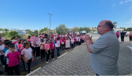 Yenierenköy’de minik öğrencilerden Meme Kanseri farkındalık yürüyüşü