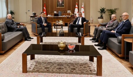 Tufan Erhürman, Kamu Hizmeti Komisyonu üyelerinden bilgi aldı