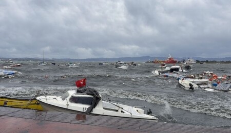 İstanbul ve İzmir'de fırtına: Deniz seferleri iptal edildi