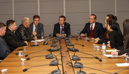 Geçici öğretmenler siyasi partileri ziyaret ederek belirsizlik konusunda  çözüm talep etti