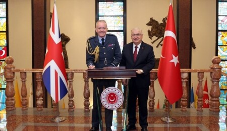 Türkiye Milli Savunma Bakanı Yaşar Güler, Birleşik Krallık Genelkurmay Başkanı Knighton’ı kabul etti