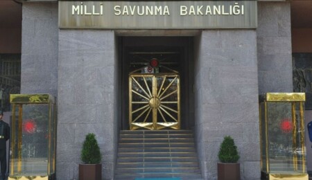 Geçitkale’de Türk bayrağıyla paraşüt atlayışı: Türkiye rekoru kırıldı