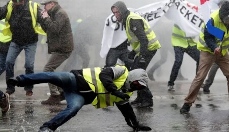 Fransa'da, 2018 yılında sarı yeleklilere polis şiddeti uygulandığı görüntüler yayımlandı