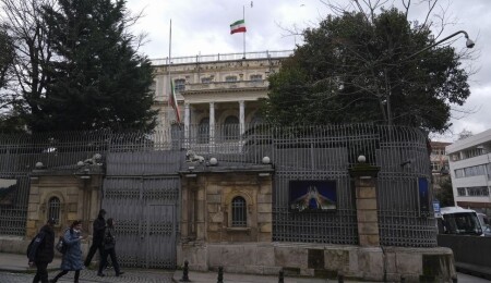 İran'ın İstanbul Başkonsolosluğu'nda bayraklar yarıya indi: Hamaney'in yası tutuluyor