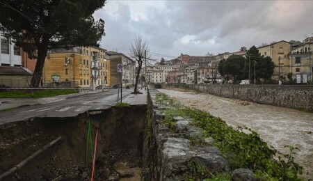 İtalya’da aşırı yağışlar sel ve heyelanları beraberinde getirdi: Onlarca kişi mahsur kaldı
