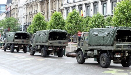 Brüksel'de metro ve tren istasyonlarında askerler devriye görevine başladı