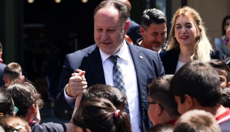 Ziya Öztürkler Gönyeli İlkokulu öğrencilerini Meclis’te ağırladı