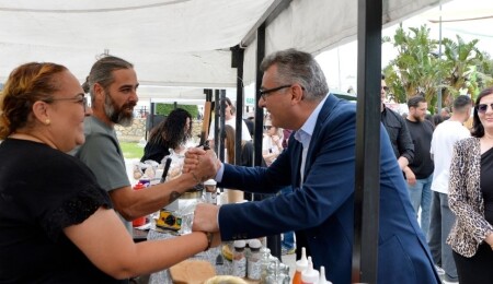 Cumhurbaşkanı Tufan Erhürman, Karşıyaka Taş Armudu Festivali’ne katıldı