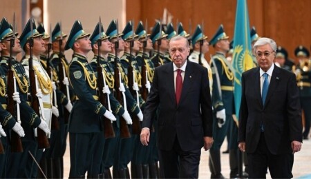 Recep Tayyip Erdoğan, Kazakistan'da resmi törenle karşılandı