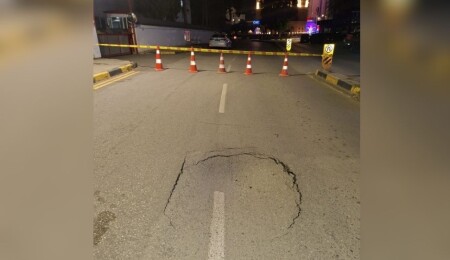 Atatürk Caddesi’nde yol çökmesi nedeniyle trafik kapatıldı
