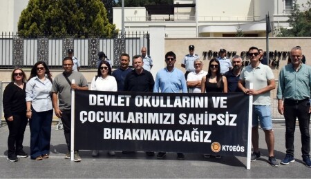 KTOEÖS’ten Büyükelçilik önüne siyah çelenk: Yargı süreci şeffaf yürütülmeli