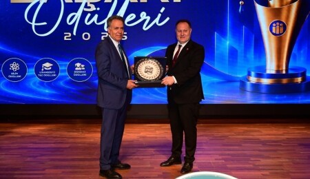 Ziya Öztürkler Malatya’da İnönü Üniversitesi ödül törenine katıldı