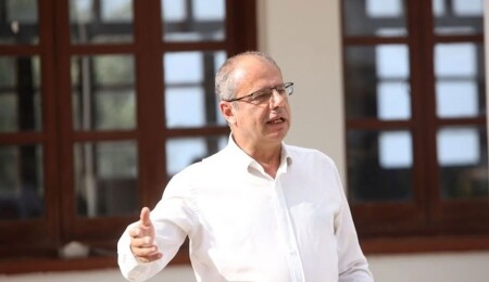 Özuslu: Büyükelçilikten alınan bilgiye göre Ankara Büyükelçiliğine pankart asıldığı iddiası yalan!