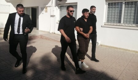 Rum polis aracına çarparak Kuzey'e geçtiği iddia edildi: "Köpeğimi gezdiriyordum"
