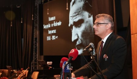 Erhürman, AKM'de Atatürk'ü andı: Hedeflerimize ulaşmak için gecemizi gündüzümüze katacağız