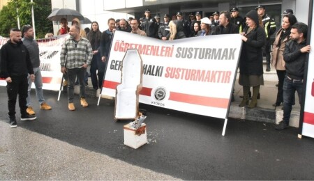KTOEÖS, Milli Eğitim Bakanlığı önünde öğretmenlere yönelik soruşturmaları yakarak protesto etti