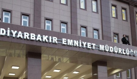 Diyarbakır Emniyet Müdürlüğü önüne el yapımı patlayıcı atıldı: İki şüpheli aranıyor