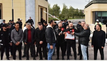 Kamuda yetkili beş sendikadan Meclis önünde eylem: Ziya Öztürkler'e sembolik "diploma" verildi