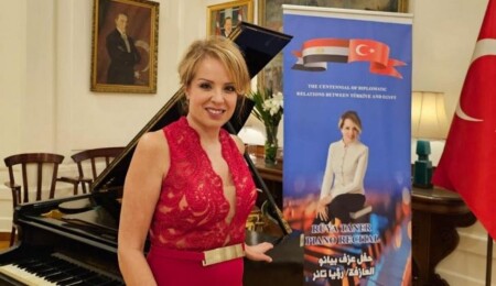 Piyanist Rüya Taner, Kahire'deki resitalde sanatseverlerle buluştu