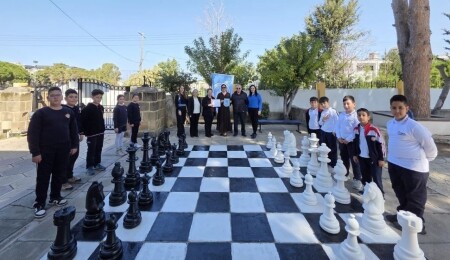 Özgür Hizmet Derneği, okullara bağışta bulundu