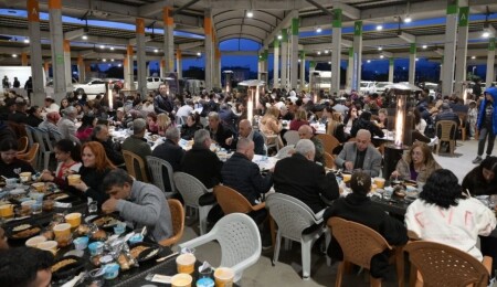 Lefkoşa Türk Belediyesi ile Creditwest Bank iş birliğinde Lefkoşa’da iftar yemeği düzenlendi