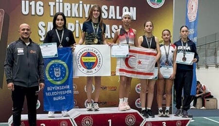 Kumsal Arsal, 200 metrede Türkiye üçüncüsü oldu