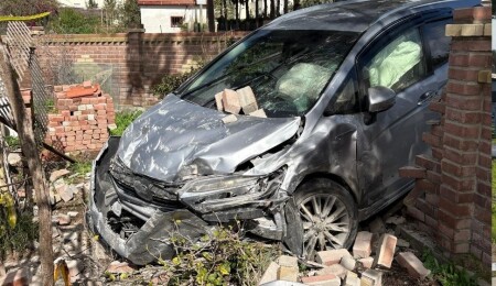 Boğazköy’de iki araç çarpıştı: Araç bahçe duvarında durabildi