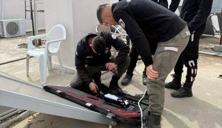 Lefkoşa’da bir apartman boşluğunda mahsur kalan minik kedi kurtarıldı