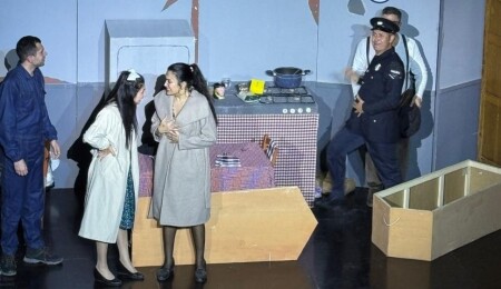 Bir Grup Hevesli Tiyatrosu “Ödenmeyecek! Ödemiyoruz!” oyununu sahneledi