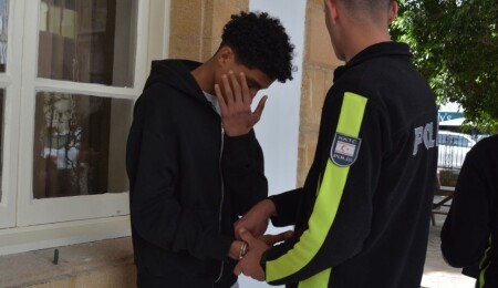"U" dönüşü yapılmaz tabelasına rağmen dönüş yaptığı sırada motosiklet sürücüsüne çarpan zanlı 3 gün tutuklu