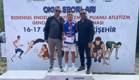 Kurtuluş Lisesi atleti Arda Yurttaş, Türkiye Liseler Atletizm Finalleri'nin ilk gününde üçüncü oldu!