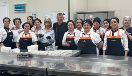 Kıbrıs gastronomisinin en önemli isimlerinden Şef Mustafa Büyükertaş’a “Yılın En İyi Şefleri” Ödülü