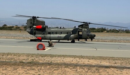 İngiliz Üsleri yangın sezonu için Chinook helikopterini hazır hale getirdi