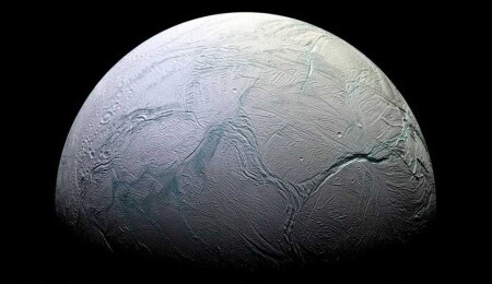 Satürn'ün uydusunda yaşam izleri: NASA, Enceladus'ta organik maddeler tespit etti