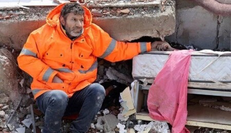 Depremde kaybettiği kızının elini bırakamadı