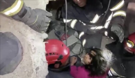 Kahramanmaraş'ta itfaiye ekipleri 4 yaşındaki çocuğu depremin 42. saatinde kurtardı