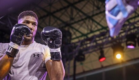 Şampiyon boksör Anthony Joshua ölümden döndü: Aynı araçtaki iki arkadaşı hayatını kaybetti