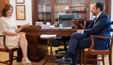 Holguin dün akşam adaya geldi, bugün liderlerle ayrı ayrı görüşüyor