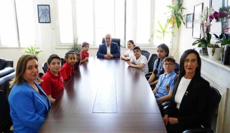Öğrenciler Aziz Kaya’yı ziyaret etti: Makam koltuğuna oturan çocuklar, hayallerindeki Lefke’yi anlattı